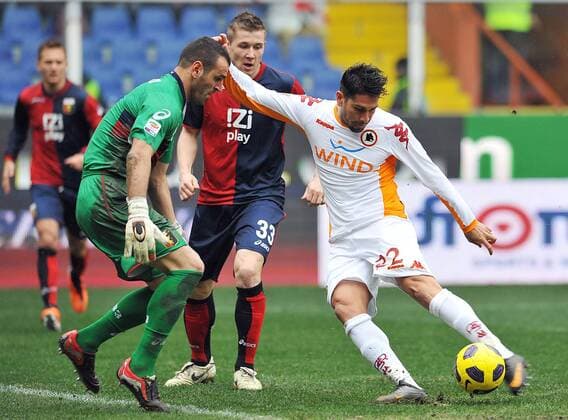 CFC Genoa FC Genua 1893 (blau) vs. AS Rom (weiß) --- v.re.: Marco Borriello, Juraj Kucka und Torwart Eduardo (Genua) pegasoxinside o0 Spannung