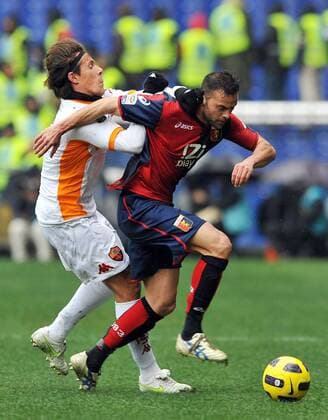 CFC Genoa FC Genua 1893 (blau) vs. AS Rom (weiß) --- Rodrigo Taddei (li.), Giandomenico Mesto pegasoxinside