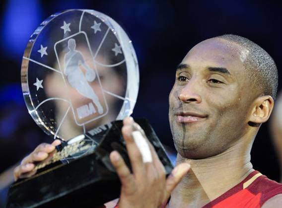 LOS ANGELES, West All Star Kobe Bryant of the Los Angeles Lakers holds the MVP trophy after the NBA All-Star basketball game in Los Angeles, the United States, Feb. 20, 2011. The West team beat East team 148-143. -  o0 Pokal, Trophäe, Objekte Ehrung, Auszeichnung, Spielerehrung, Spielerauszeichnung Jubel, Freude