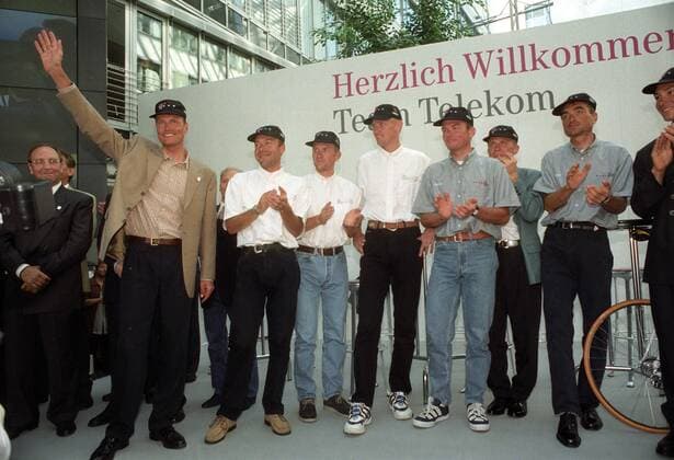 Herzlich Willkommen! - Empfang Team Telekom nach der Tour de France 1997, v. li.: Bjarne Riis (Dänemark), Giovanni Lombardi (Italien), Georg Totschnig (Österreich), Rolf Aldag, Udo Bölts, Jens Heppner, Christian Henn, Erik Zabel (alle Deutschland) Radsport Herren Straßenradsport 1997, Straße, Rad, Empfang, Tour de France Gruppe Bonn Freude,