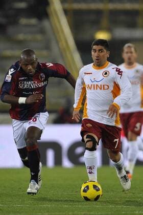 David Pizarro (Roma, R) gegen Gaby Mudingay - Serie A - FC Bologna - AS Rom 0:1 - Insidefoto