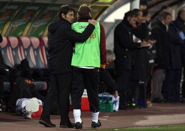 Serie A - FC Bologna (rot) - AS Rom (weiss) - Trainer Vincenzo Montella (L) bereitet Francesco Totti (beide Rom) auf dessen Wechsel vor - 
