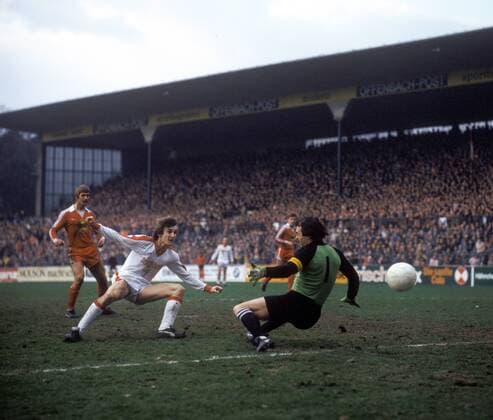 Rudi Völler (Offenbach, Mitte) gegen Torwart Jörg Daniel, li. Heiner Baltes (beide Düsseldorf) - DEUTSCHSPRACHIGE SPORTZEITSCHRIFTEN UND -ZEITUNGEN NUR NACH RÜCKSPRACHE Fußball Herren DFB Pokal 1979 1980, Pokalspiel, Offenbacher Kickers - Fortuna Düsseldorf 2:5 n.V., OFC Gruppe Offenbach Dynamik,