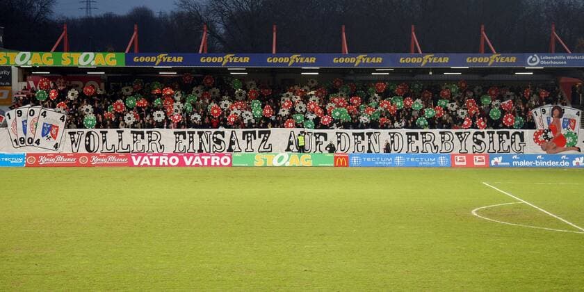 Fußball, Stadiongeschichte Rot-Weiß Oberhausen 25.02.2011, Oberhausen, Fussball, 2. Bundesliga, Rot Weiß Oberhausen --- Choreographie der Oberhausener Fans: Voller Einsatz für den Derbysieg.