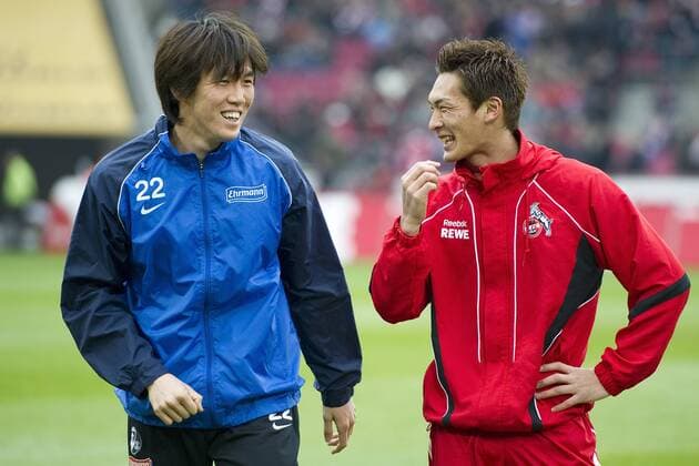Kisho YANO (li., Freiburg) und Tomoaki MAKINO (Koeln) unterhalten sich vor dem Spiel, Fussball 1. Bundesliga, 1.FC Koeln (K) - SC Freiburg (FR) 1:0 am 26.02.2011 in Koeln,