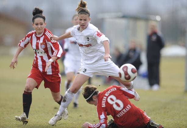 v.l.: Jasmin Eder (FCB), Melanie Leupolz (SCF) und Isabel Widemann (FCB), FC Bayern München II - SC Freiburg, U23 U 23 Amateure, Fußball, Frauen, 2.Bundesliga Süd, Saison 2010 2011, München, 27.02.2010,