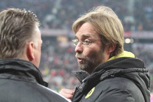 Trainer Louis van Gaal (FC Bayern München, li.) und Jürgen Klopp (Borussia Dortmund) im Gespräch Fussball Herren 1. BL München Allianz Arena 26.02.2011 FC Bayern München (rot) - BVB Borussia Dortmund (gelb)