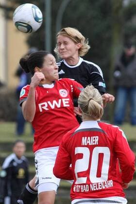 27.02.2011, Frauenfußball, DFB-Pokal, Halbfinale: 1. FFC Frankfurt - SC 07 Bad Neuenahr. Saskia Bartusiak (1. FFC Frankfurt, hi.), Celia Okoyino da Mbabi (SC 07 Bad Neuenahr, li.), Leonie Maier (SC 07 Bad Neuenahr).