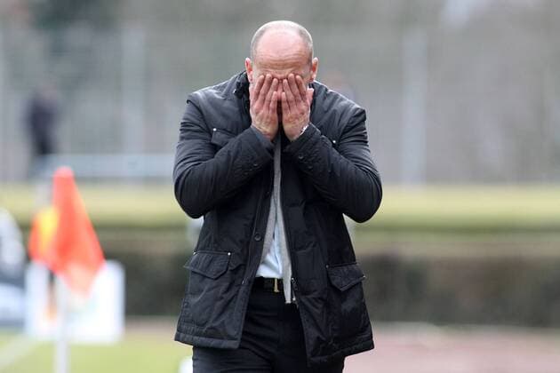 27.02.2011, Frauenfußball, DFB-Pokal, Halbfinale: 1. FFC Frankfurt - SC 07 Bad Neuenahr. Trainer Thomas Obliers (SC 07 Bad Neuenahr). o0 Enttäuschung