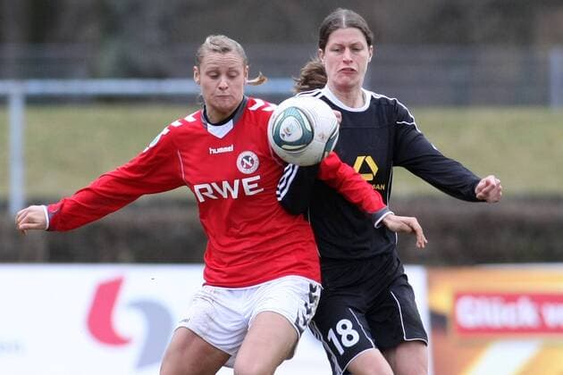 27.02.2011, Frauenfußball, DFB-Pokal, Halbfinale: 1. FFC Frankfurt - SC 07 Bad Neuenahr. Lydia Neumann (SC 07 Bad Neuenahr, L), Kerstin Garefrekes (1. FFC Frankfurt).