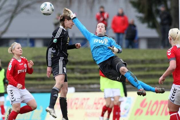 27.02.2011, Frauenfußball, DFB-Pokal, Halbfinale: 1. FFC Frankfurt - SC 07 Bad Neuenahr. Torfrau Tina Gadziala (SC 07 Bad Neuenahr) klärt vor Kerstin Garefrekes (1. FFC Frankfurt).
