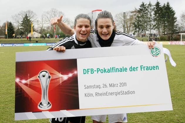27.02.2011, Frauenfußball, DFB-Pokal, Halbfinale: 1. FFC Frankfurt - SC 07 Bad Neuenahr. Dzsenifer Marozsan (1. FFC Frankfurt, L) und Nadine Angerer (1. FFC Frankfurt) mit einem symbolisches Ticket fürs Endspiel in Köln.