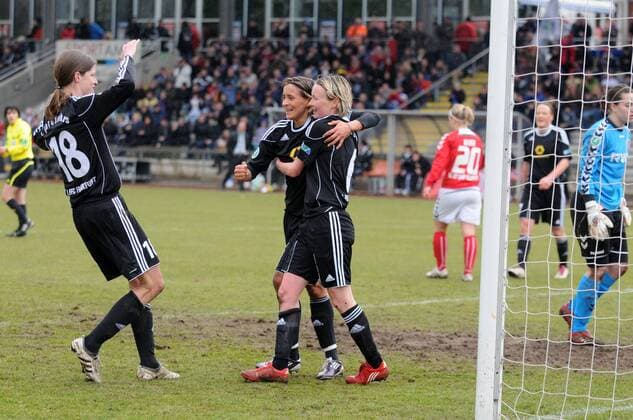 27.02.2011, DFB-Pokal-Halbfinale, 1. FFC Frankfurt vs SC 07 Bad Neuenahr, FFC (schwarz), Neuenahr (rot-weiss), Aktion, Torjubel, Torschützin Conny Pohlers (FFC) Torschützin Sandra Smisek (FFC) jubeln mit Kerstin Garefrekes (von Links, FFC)