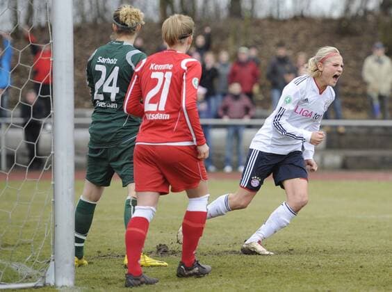 Carina Wenninger (re., FCB) bejubelt ihr Tor zum 1:3, FC Bayern München - 1.FFC Turbine Potsdam, Fußball, Frauen, DFB-Pokal, Saison 2010 2011, München, 27.02.2010,