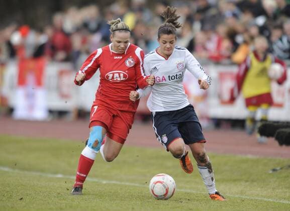 Isabel Kerschowski (li., Potsdam) und Lena Lotzen (FCB), FC Bayern München - 1.FFC Turbine Potsdam, Fußball, Frauen, DFB-Pokal, Saison 2010 2011, München, 27.02.2010,