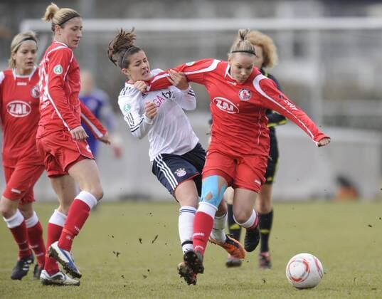 v.l.: Bianca Schmidt (Potsdam), Lena Lotzen (FCB) und Isabel Kerschowski (Potsdam), FC Bayern München - 1.FFC Turbine Potsdam, Fußball, Frauen, DFB-Pokal, Saison 2010 2011, München, 27.02.2010,