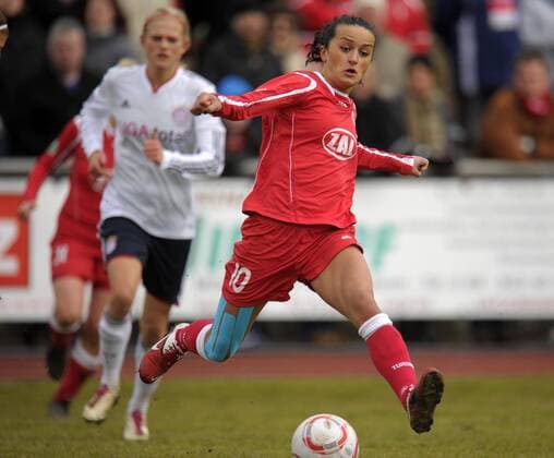 27.02.2011, Frauen-Fussball DFB-Pokal Halbfinale: FC Bayern München - 1.FFC Turbine Potsdam, im Sportpark Aschheim bei München. Fatmire Bajramaj (Potsdam) am Ball.
