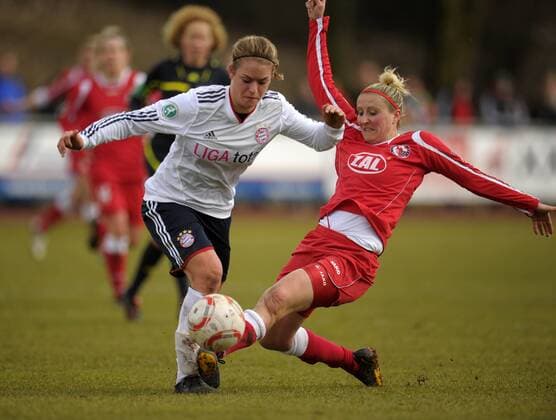 27.02.2011, Frauen-Fussball DFB-Pokal Halbfinale: FC Bayern München - 1.FFC Turbine Potsdam, im Sportpark Aschheim bei München. Anja Mittag (re, Potsdam) gegen Clara Schöne (li, Bayern).
