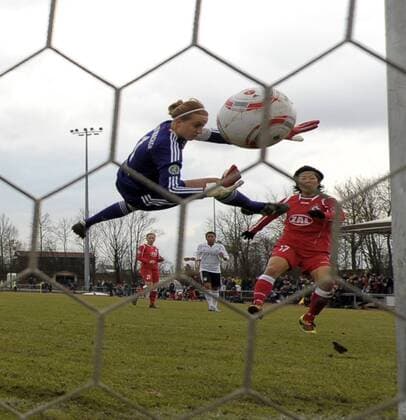 27.02.2011, Frauen-Fussball DFB-Pokal Halbfinale: FC Bayern München - 1.FFC Turbine Potsdam, im Sportpark Aschheim bei München. Torschuss zum 2:0 für Potsdam: Yuki Nagasato (re, Potsdam) gegen Torfrau Kathrin Längert (li, Bayern).