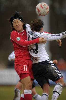 27.02.2011, Frauen-Fussball DFB-Pokal Halbfinale: FC Bayern München - 1.FFC Turbine Potsdam, im Sportpark Aschheim bei München. v.li: Yuki Nagasato (Potsdam) gegen Lena Lotzen (Bayern).