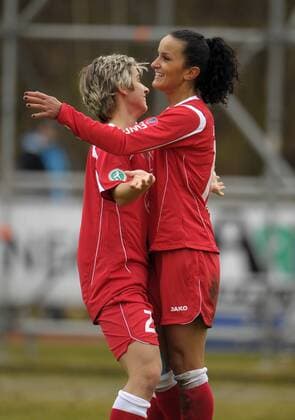 27.02.2011, Frauen-Fussball DFB-Pokal Halbfinale: FC Bayern München - 1.FFC Turbine Potsdam, im Sportpark Aschheim bei München. Torjubel: re: Fatmire Bajramaj (Potsdam).