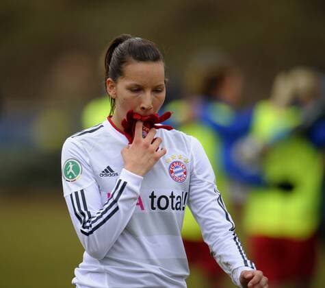 27.02.2011, Frauen-Fussball DFB-Pokal Halbfinale: FC Bayern München - 1.FFC Turbine Potsdam, im Sportpark Aschheim bei München. Aus Frust nach dem Spiel schiebt Ivana Rudelic (Bayern) ihre Handschuhe in den Mund.