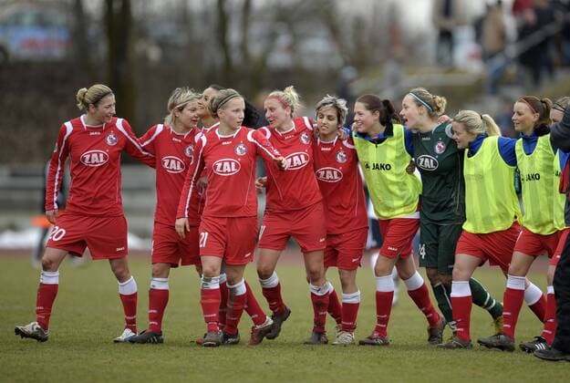27.02.2011, Frauen-Fussball DFB-Pokal Halbfinale: FC Bayern München - 1.FFC Turbine Potsdam, im Sportpark Aschheim bei München. Die Potsdamer Frauen feiern nach dem Spiel
