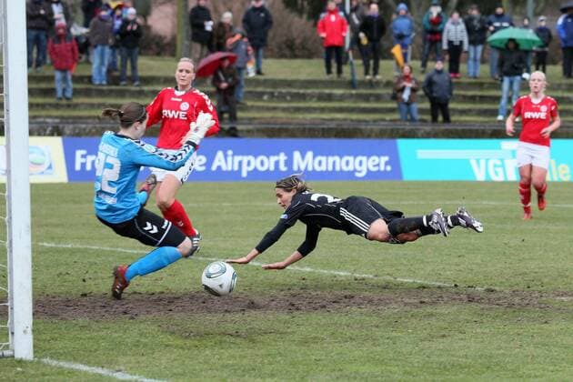 Flugkopfball von Sandra Smisek (FFC) gegen Tina Gadziala (SC Bad Neuenahr, li) - 1. FFC Frankfurt vs. SC 07 Bad Neuenahr