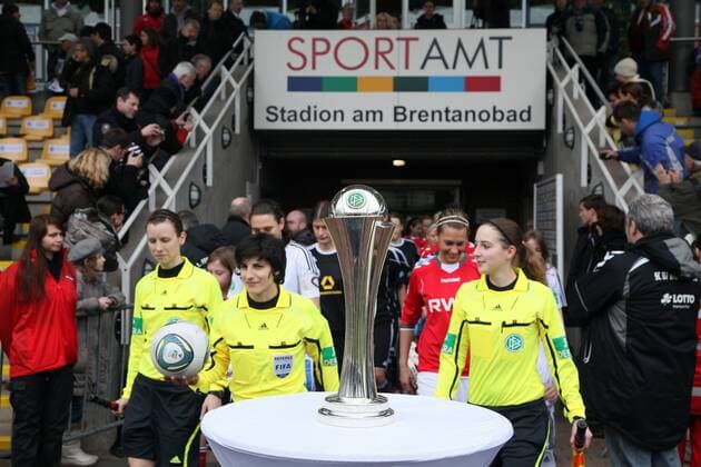 DFB Pokal der Frauen: Mannschaften laufen angeführt von Schiedsrichterin Riem Hussein (Mitte) zum Halbfinale im Stadion am Brentanobad ein - 1. FFC Frankfurt vs. SC 07 Bad Neuenahr