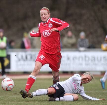 Julia Simic (FC Bayern München, am Boden) gegen Viola Odebrecht (1. FFC Turbine Potsdam) Frauenfussball DFB-Pokal 27.02.2011 Aschheim b. München FC Bayern München - 1. FFC Turbine Potsdam