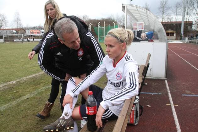 Torwarttrainer Peter Kargus tröstet Julia Simic (beide FC Bayern München) Frauenfussball DFB-Pokal 27.02.2011 Aschheim b. München FC Bayern München - 1. FFC Turbine Potsdam o0 Trainer