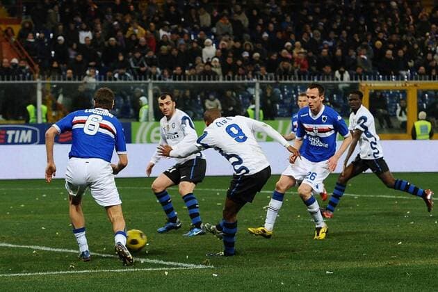 Sampdoria Genua (blau) vs. Inter Mailand (weiß) - Tor durch Samuel Eto o (mi.) 