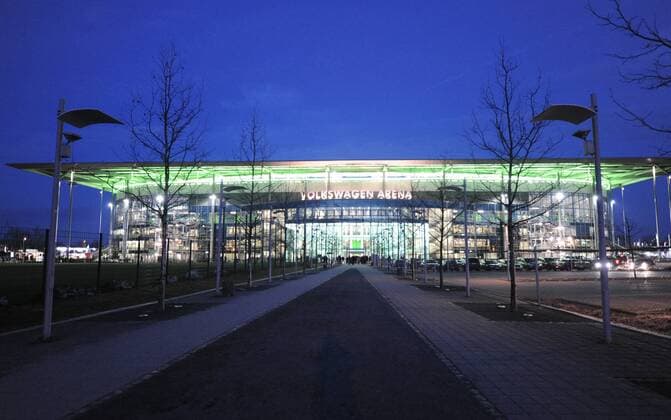 Freitag 25.02.2011, 1. Bundesliga Saison 10 11 - 24. Spieltag in Wolfsburg, VfL Wolfsburg - Borussia Mönchengladbach 2:1, Volkswagen-Arena, Heimspielstätte des VfL Wolfsburg bei Nacht DeFodi027
