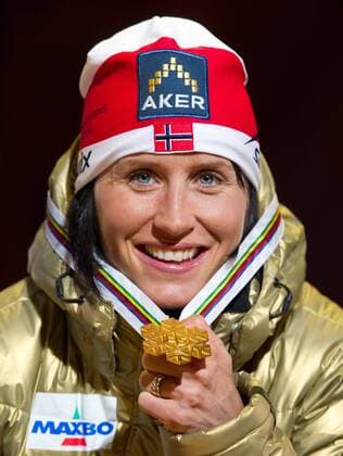 Siegerehrung auf dem Medal Plaza: Siegerin Marit BJÖRGEN (NOR) mit der Goldmedaille. 10km Einzelrennen Klassisch der Frauen - FIS Nordische Ski Weltmeisterschaft in Oslo am Holmenkollen 2011