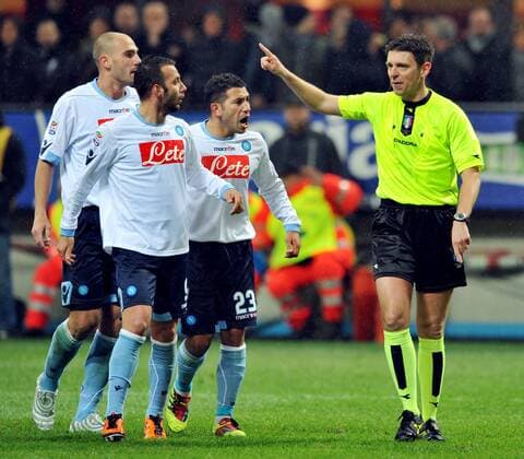 AC MILAN (rot) vs. SSC NAPOLI (weiß) Schiedsrichter Gianluca Rocchi ignoriert die Reklamationen von u.a. Walter Gargano (23) Napoli pegasoxinside o0 reklamieren, beschweren, meckern pessimistisch
