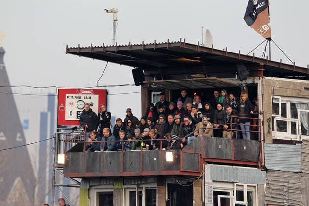 Fußball, Stadiongeschichte FC St. Pauli Die Hexenhütte - Tribüne im Millerntorstadion, Heimspielstätte des FC St. Pauli o0 Fan, Fußballfan, Publikum Millerntor