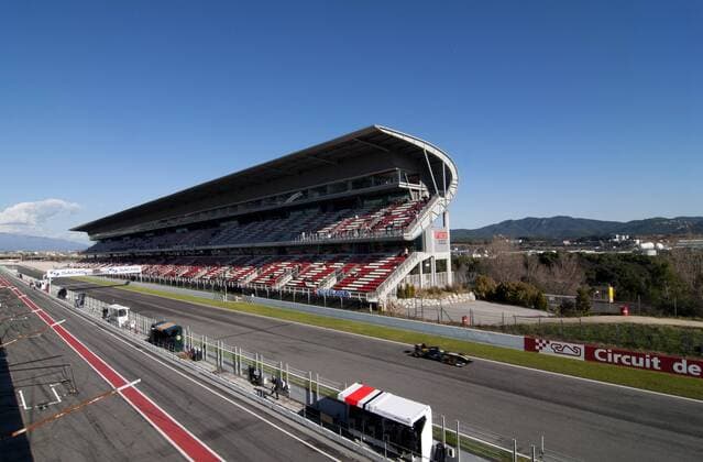 Motorsport, Formel 1 Tests auf dem Circuit de Catalunya in Barcelona: Die Haupttribüne des Circuit de Catalunya. o0 Tribüne Kurs, Strecke, Rennstrecke, Streckenabschnitt