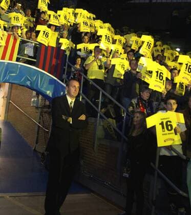 David Barrufet has received a tribute where number 16 has been retired from the shirts. In the pic: David Barrufet (Barca FC) JomaxGarciaxixGisbert  o0 Zuschauer Plakat, Fanplakat, Fanplakate, Transparent Objekte Totale