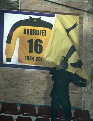 David Barrufet has received a tribute where number 16 has been retired from the shirts. In the pic: David Barrufet (Barca FC) JomaxGarciaxixGisbert  o0 Ehrung Rückennummer Trikot Objekte