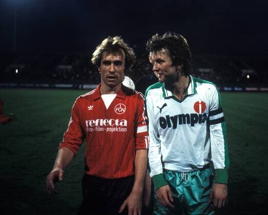 Norbert Eder (Nürnberg, li.) und Benno Möhlmann (Bremen) - DEUTSCHSPRACHIGE SPORTZEITSCHRIFTEN UND -ZEITUNGEN NUR NACH RÜCKSPRACHE Fußball 1. BL Herren Saison 1981 1982, 1. FC Nürnberg - SV Werder Bremen 2:1 Gruppe Nürnberg