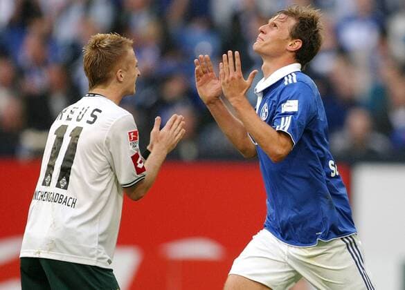 Samstag, 25.09.2010, 1. Bundesliga Saison 10 11 - 06. Spieltag in Gelsenkirchen, FC Schalke 04 - Borussia Mönchengladbach (Gladbach) 2:2, Benedikt Höwedes (S04) reisst die Arme nach oben und ärgert sich über eine vergebene Torchance, Marco Reus (Gladbach, li.) DeFodi024