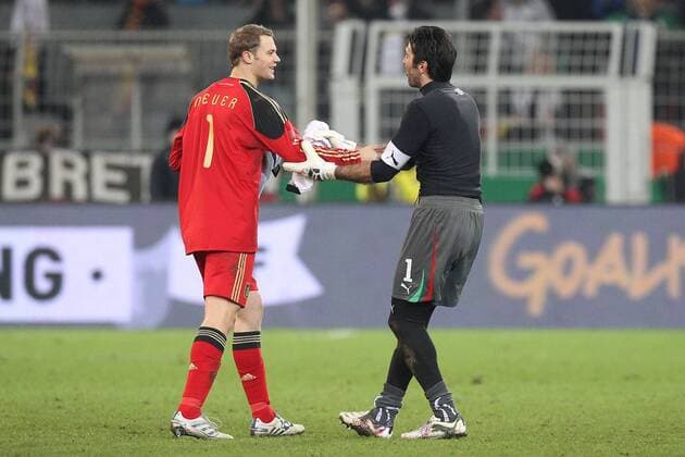 DFB Deutschland (weiß) vs. Italien (blau) Torwart Manuel Neuer (Deutschland , li.) verabschiedet sich gut gelaunt von Torwart Gianluigi Buffon (Italien).