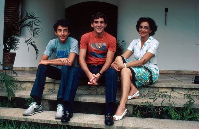 Mar 19, 1984 - Sao Paulo, Brazil - AYRTON SENNA (BRA) with his Mother Neusa and brother Leonardo (left) at his home in Sao Paulo prior to his first Grand Prix, Formula One Drivers At Home. - ZUMAs04 o0 Familie Eltern Mutter Freude