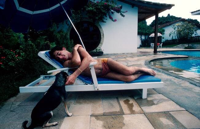 Mar 19, 1984 - Sao Paulo, Brazil - AYRTON SENNA (BRA) at his home in Sao Paulo prior to his first Grand Prix, Formula One Drivers At Home. - ZUMAs04 o0 Hund Tier Haustier Freude nackt swimming pool Swimmingpool sonnen Bräunen Freizeit