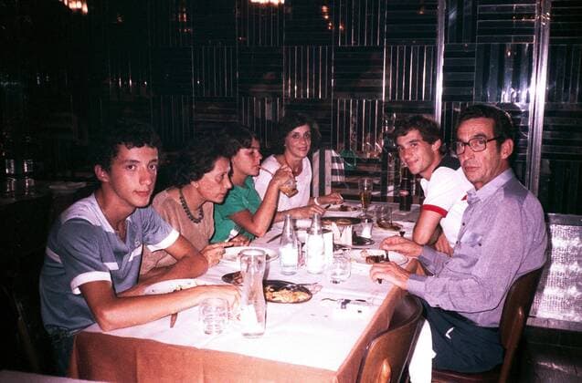 Mar 25, 1984 - Rio de Janeiro, Brazil - AYRTON SENNA (BRA, 2R) enjoys a meal with his family at a restaurant in Rio prior to his debut at the Brazilian Grand Prix. Father Milton (R), Mother Neusa (4L) and Brother Leonardo (L) - ZUMAs04 o0 Familie Essen Abendessen Nahrung Ernährung Eltern Mutter Bruder
