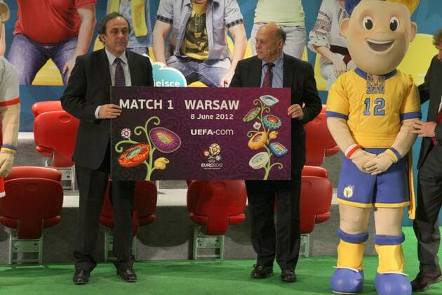 WARSZAWA 01.03.2011 UEFA EURO 2012 POLAND - UKRAIN UEFA EURO 2012 TICKETS SALES, Start des Ticketverkaufs: GRZEGORZ LATO (Polen, re.) und UEFA Präsident MICHEL PLATINI (FRA, li.) -  MP01032011_6019 o0 Funktionär Objekte Maskottchen