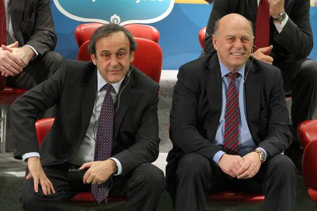 WARSZAWA 01.03.2011 UEFA EURO 2012 POLAND - UKRAIN UEFA EURO 2012 TICKETS SALES, Start des Ticketverkaufs: GRZEGORZ LATO (Polen, re.) und UEFA Präsident MICHEL PLATINI (FRA, li.) -  MP01032011_6120 o0 Funktionär