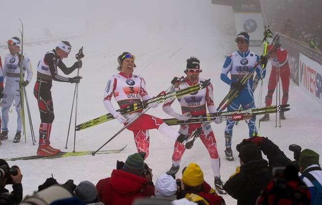 Siegerteam Kanada mit Alex HARVEY (3,2) und Devon KERSHAW (3,1 CANADA) jubelt im Ziel. Beide zelebrieren die Luftgitarre Team Sprint der Männer, Klassisch Finale am 02.03.2011 FIS Nordische Ski Weltmeisterschaft in Oslo am Holmenkollen 2011 -- FIS Nordic World Ski Championship, Oslo, Norway 2011, o0 Jubel Freude Sieg Weltmeister