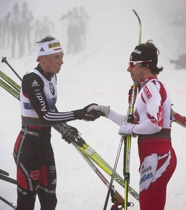 Tim TSCHARNKE (l GER) gratuliert dem Sieger Alex HARVEY (Canada) Team Sprint der Männer, Klassisch Finale am 02.03.2011 FIS Nordische Ski Weltmeisterschaft in Oslo am Holmenkollen 2011 -- FIS Nordic World Ski Championship, Oslo, Norway 2011, o0 Sieg Weltmeister