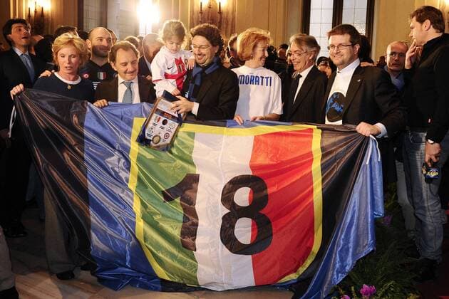 Ehrung Ambrogino d Oro - Inter Mailand --- 18. Scudetto - Präsident Massimo Moratti (2R)-Letizia Moratti (Oberbürgermeisterin Mailand ITA, 3R)-Manfredi Palmeri (Stadtratpräsident Mailand, Forza Italia, 4R)  o0 Fahne Meister Meisterschaft Objekte Funktionär people Politik